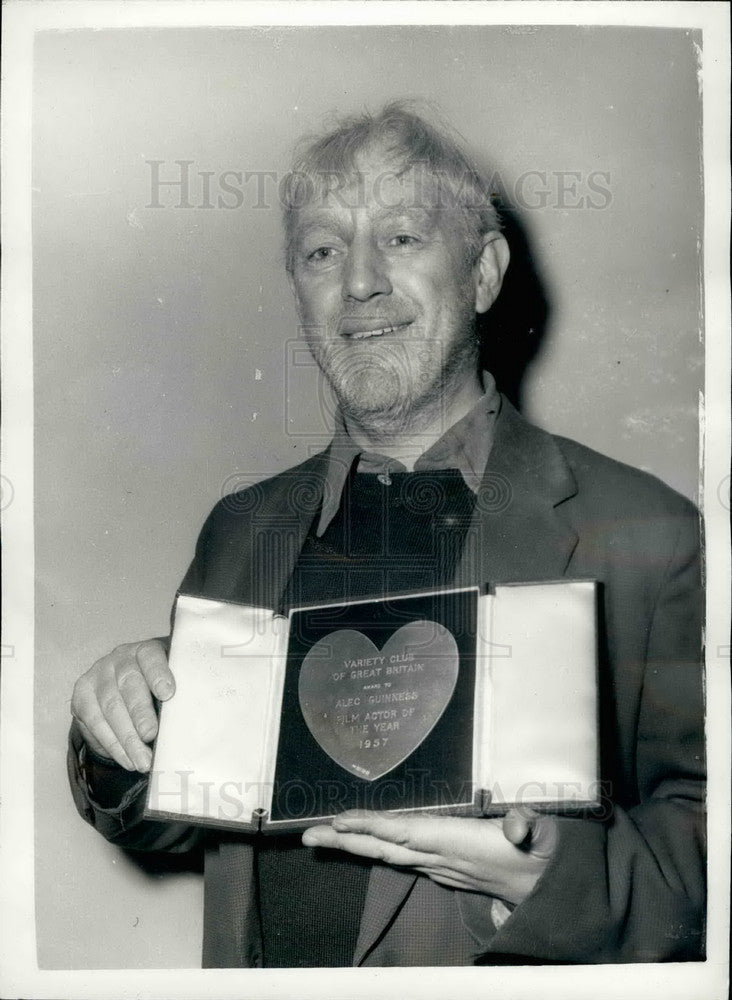 1958 Press Photo Actor Alec Guiness Receives Best Actor Award - KSB16133 - Historic Images