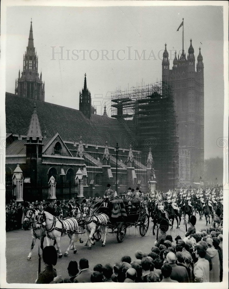 1956 Press Photo Queen Returns To Palace After Opening of Parliament - KSB16171-Historic Images
