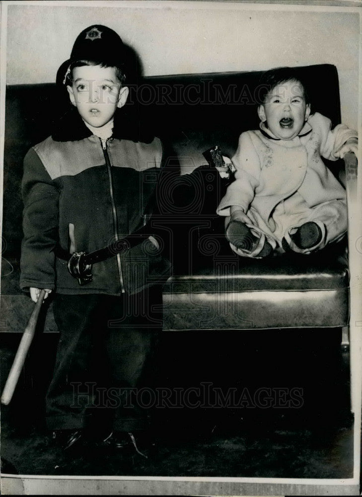 Press Photo Stevie Ritcher Stretches Out His Hand To Offer Teddy Enatt Candy - Historic Images