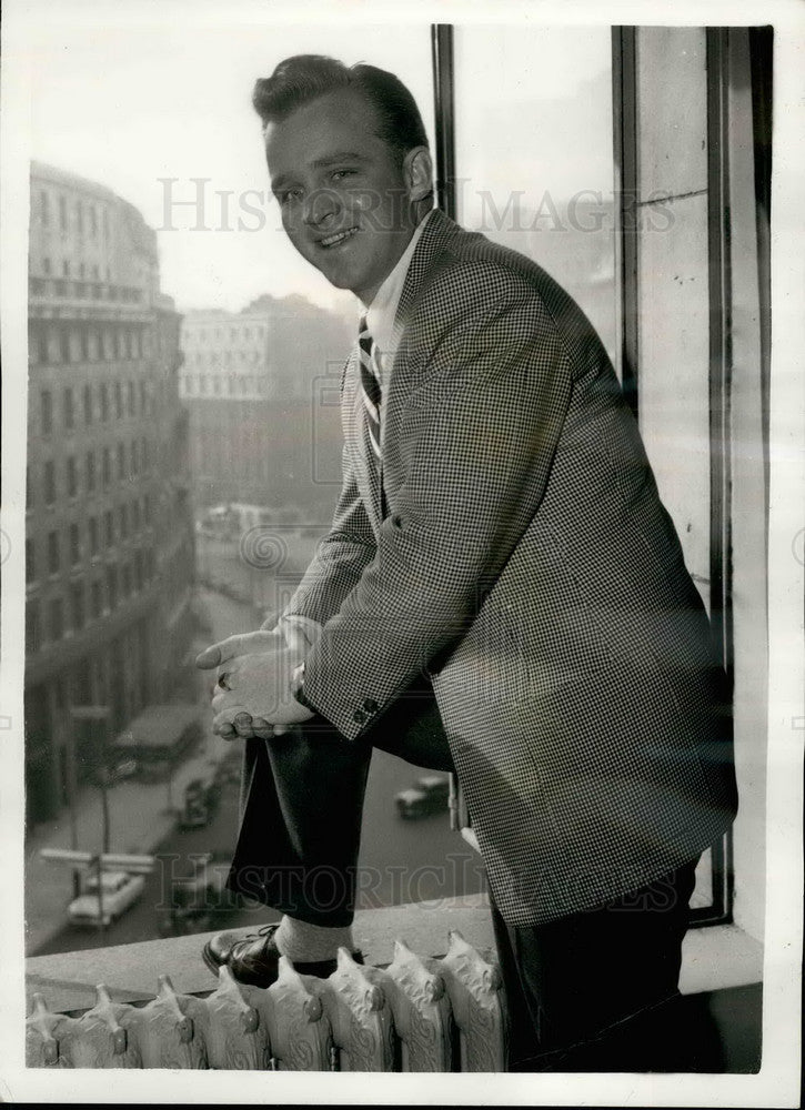 1957 Press Photo Gary Crosby As He Looks Over Kingsway From Television House - Historic Images