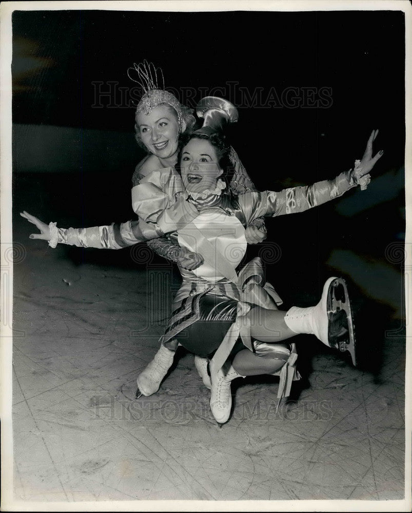 1953 Press Photo Anne Rogers Is Lifted Off Ice By Daphne Walker In Humpty Dumpty - Historic Images
