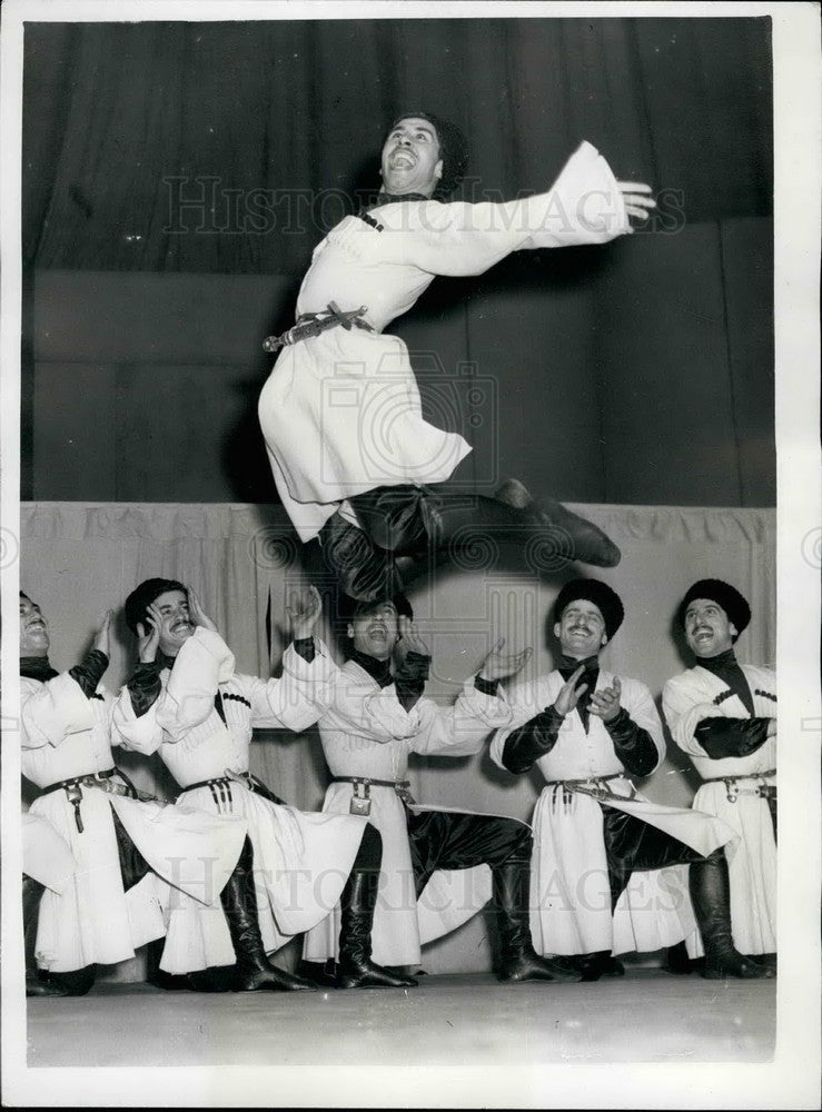 1959 Press Photo Gemal Gegentshadze Does A Spectacular Leap, Royal Albert Hall - Historic Images