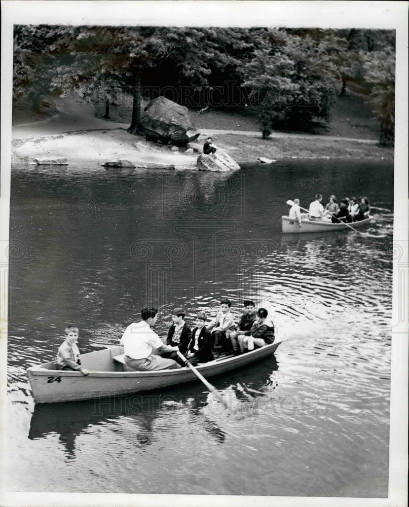 Press Photo Children Ride In Rowboats - Historic Images