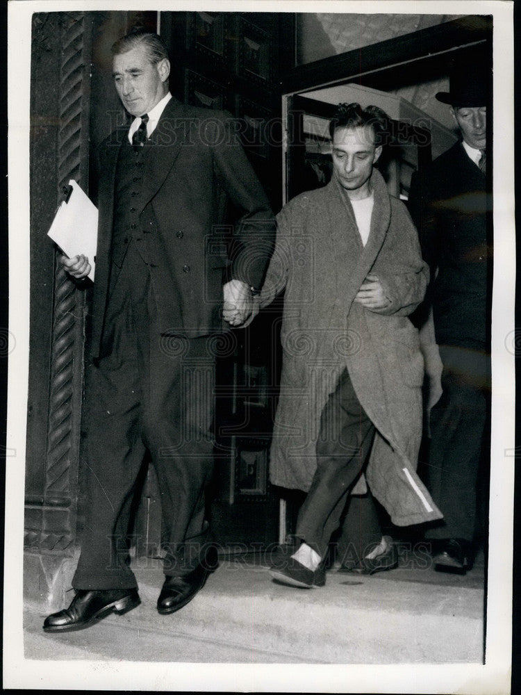 1957, Scotland Yard detective with Horace Edwards ,about a murder - Historic Images