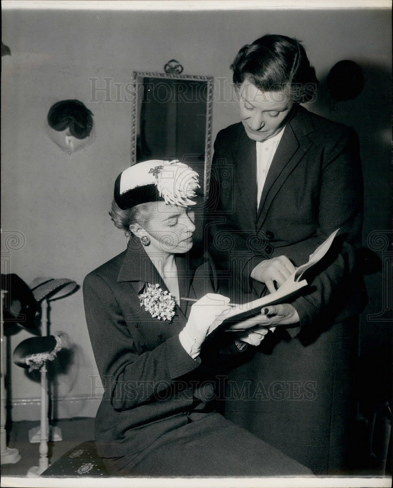 Press Photo Gloria Reed in hat for cocktail party - KSB16485-Historic Images