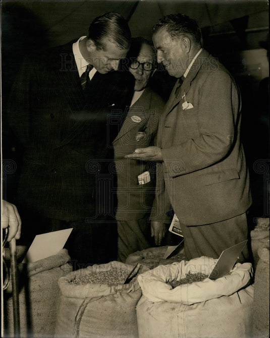 1953 Press Photo The Duke of Edinburgh  & Art Philp talk grains - Historic Images