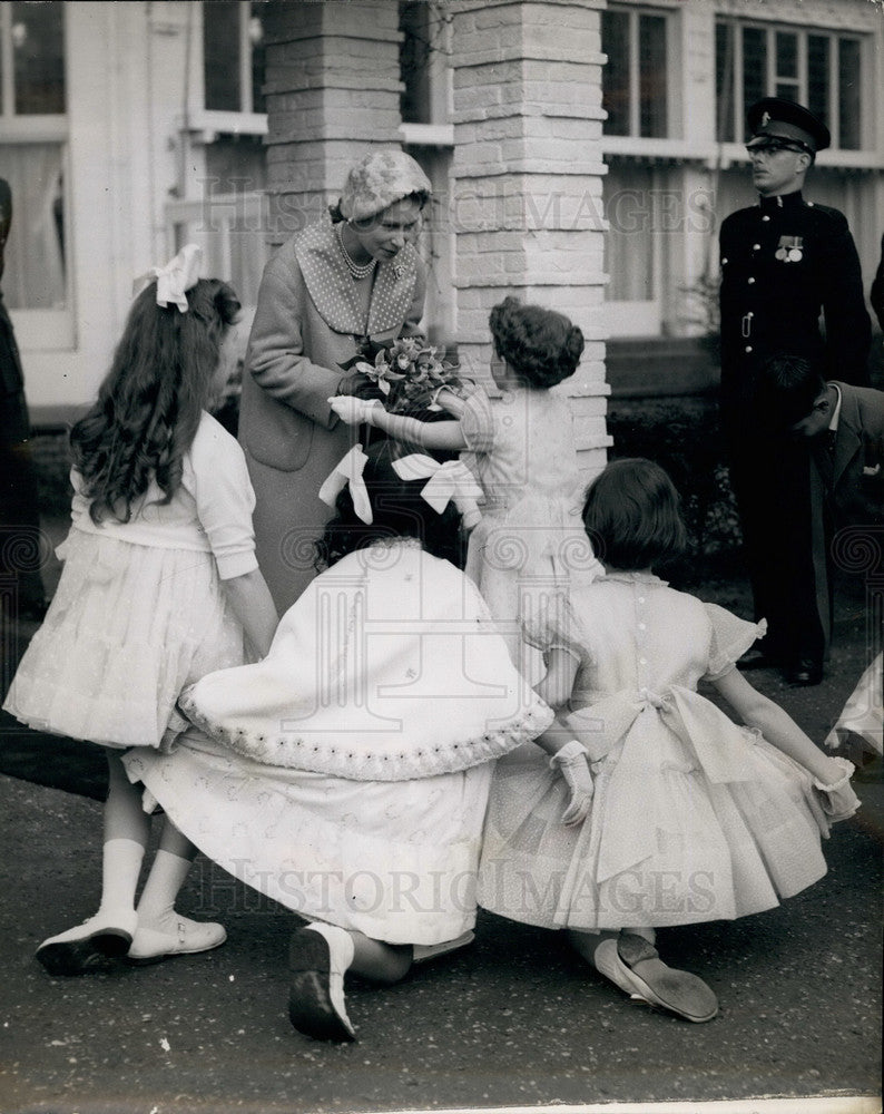 1958, Six children and H.M. The Queen - KSB16563 - Historic Images