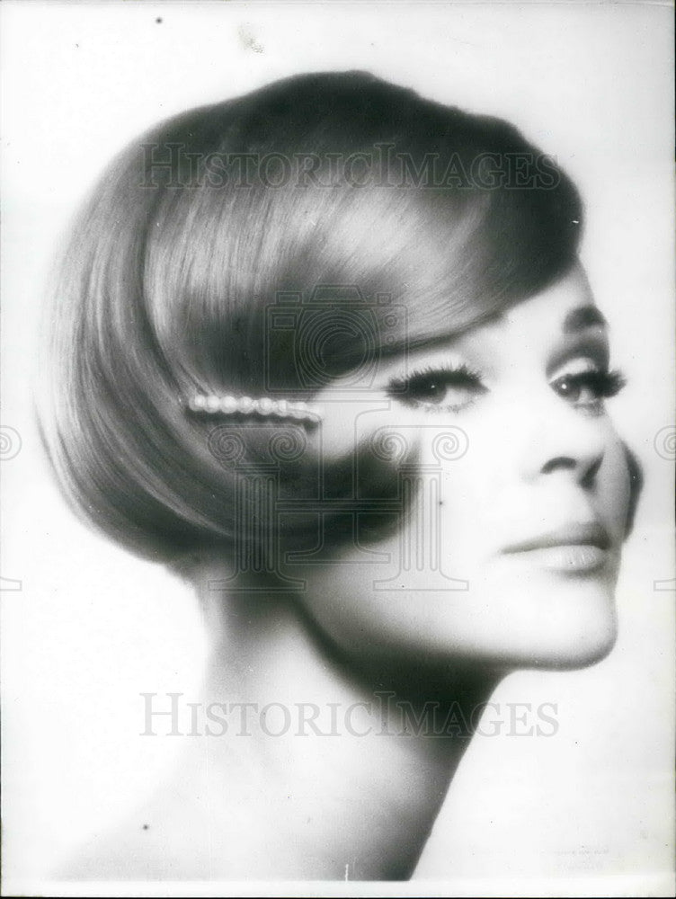 1965 Girl Models Molinario New Years Eve Hairstyle - Historic Images