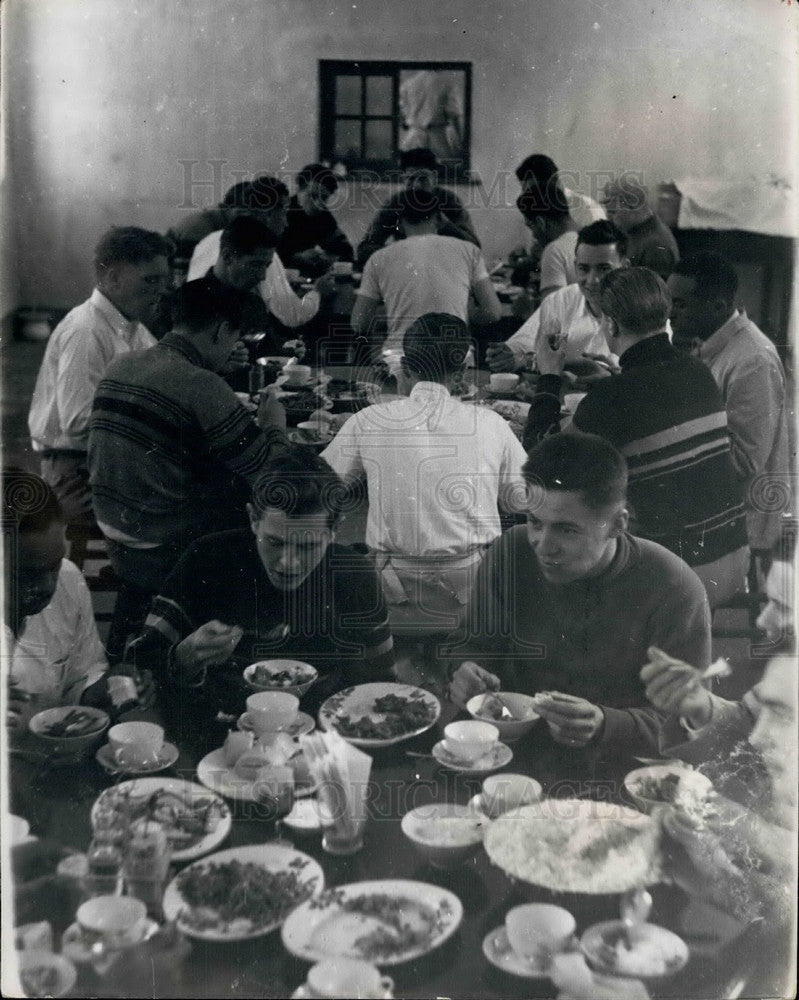 Press Photo Ex POWs Clarance C. Adams &amp; Richard R. Tenneson using chopsticks-Historic Images