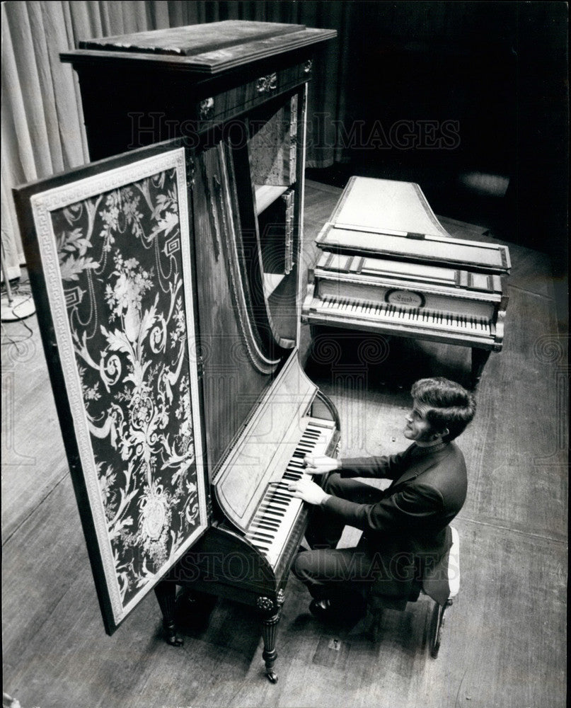 1974 Press Photo 19th century grand pianos and Malcolm Binns - KSB16873 - Historic Images