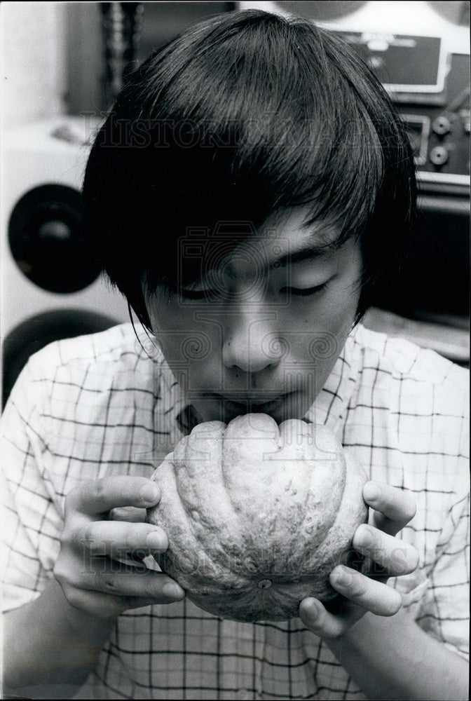 1974 Press Photo Toru Kamiya plays music on vegetables - KSB16883 - Historic Images