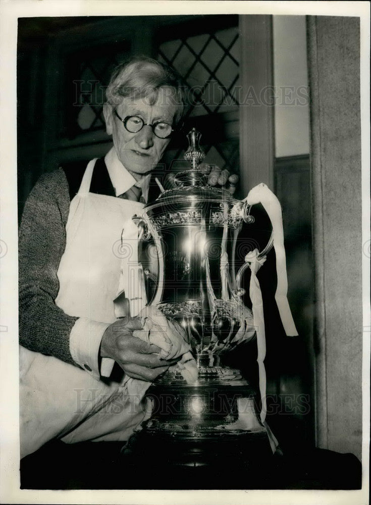 1956 Fred Packham Polishes Trophy Sports Show Boys Clubs Britain - Historic Images