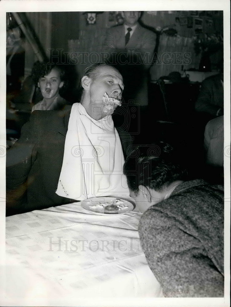 Press Photo Man Eating Cream-filled Cookie in Contest - KSB17035 - Historic Images