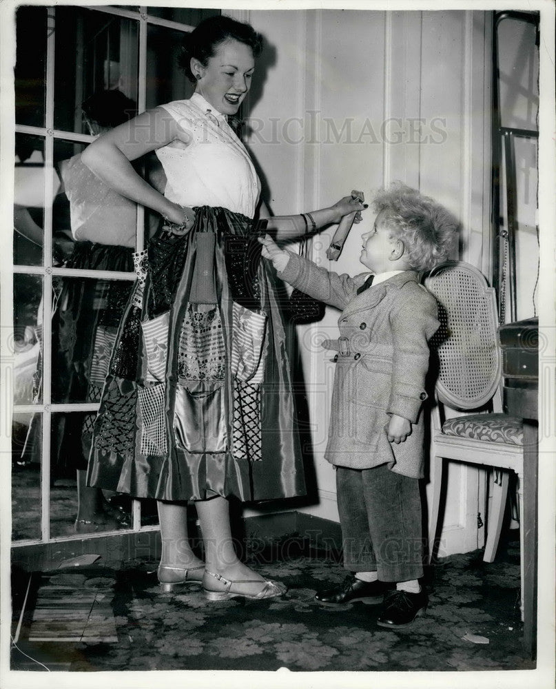 1954 Press Photo Princess Ailee Countess Athlone Y.W.C.A. Christmas Fair Rowe - Historic Images