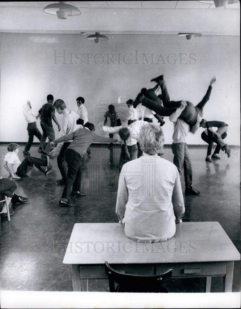 Press Photo Marjorie Sigley Teacher Watches Male Students Drama Markfield School - Historic Images