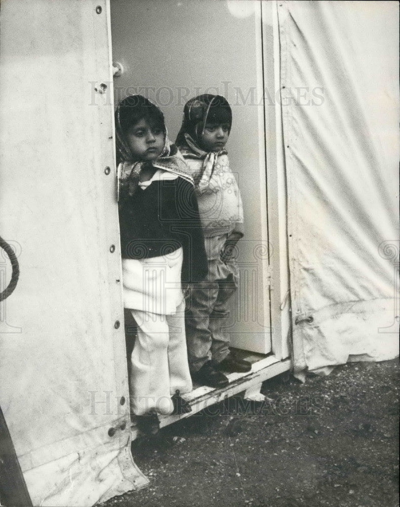 1972 Asian Refugee Children Arrive Stansted Airport Essex - Historic Images