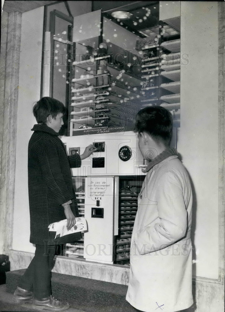 1962 Press Photo Children Buy Toys From Machine - KSB17465 - Historic Images