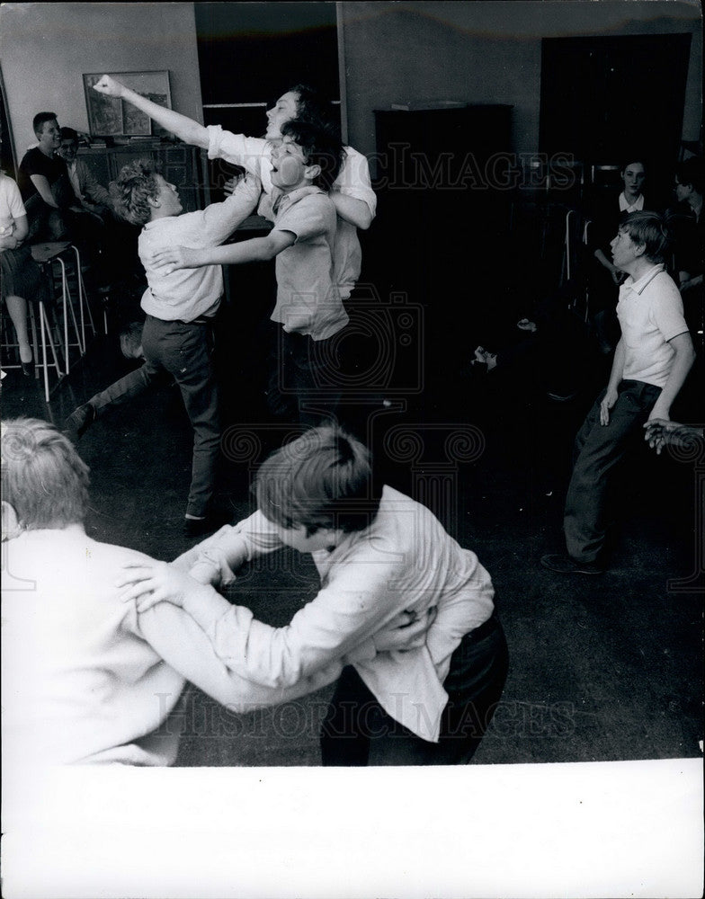 Press Photo Marjorie Sigley watches her drama class - KSB17467 - Historic Images