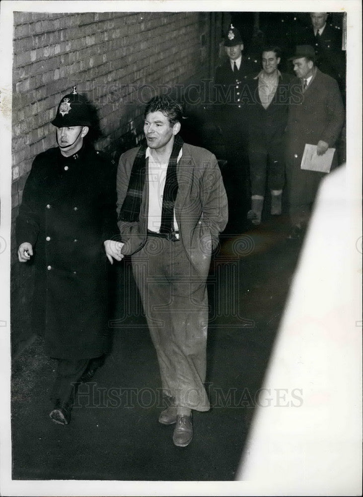 1957, Frank Ellis & P.C. Briddon & police with fugitives - KSB17581 - Historic Images
