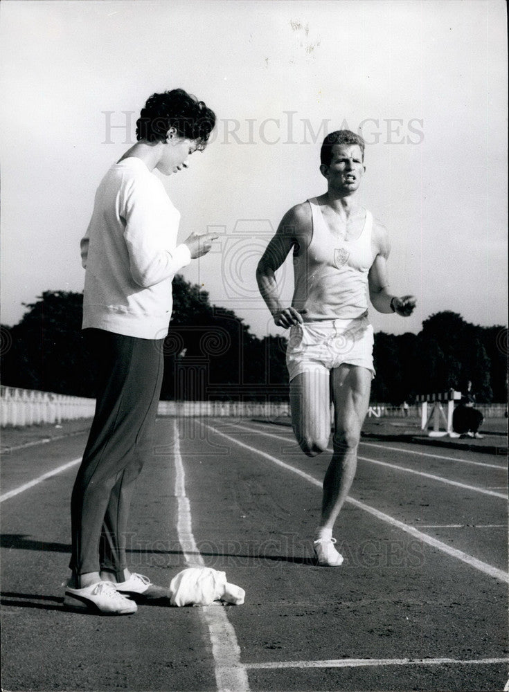 Press Photo Track Runner Robbie Rightwell - KSB17633-Historic Images