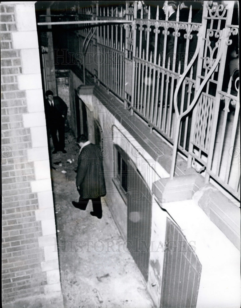 Press Photo Detectives at West Indian Student&#39;s hostel crime scene - KSB17643-Historic Images