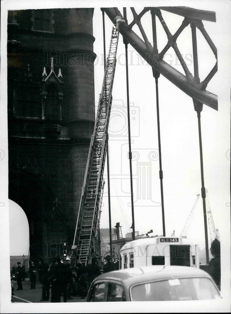 1960 Press Photo Attempted Dive, Tower Bridge - Historic Images