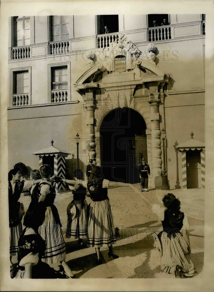 Press Photo Monaco Palace, Prince Rainier watches the dancers - KSB17655 - Historic Images