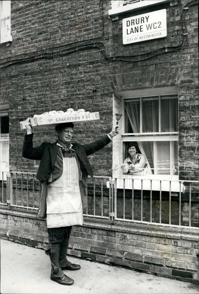 1976 Press Photo &quot;Muffin Man&quot; in traders costume - KSB17711-Historic Images