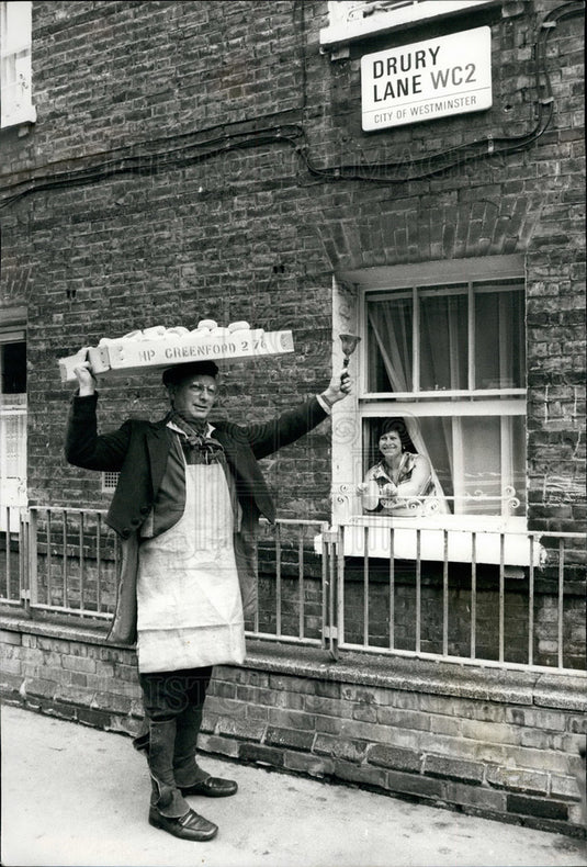 1976 Press Photo "Muffin Man" in traders costume - KSB17711-Historic Images