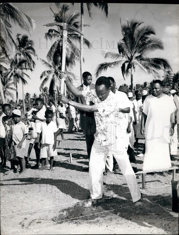 Press Photo President Nyerere breaks ground at an Iyamaa village - KSB17743 - Historic Images