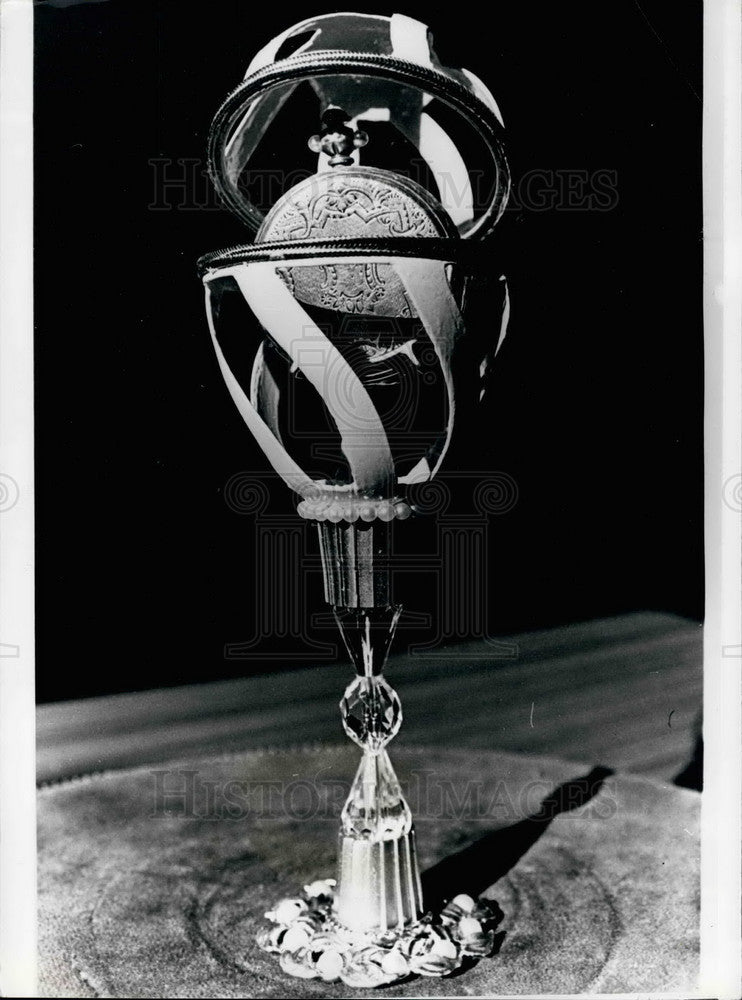 Press Photo Stanley Bell&#39;s egg shaped designs - KSB17787-Historic Images