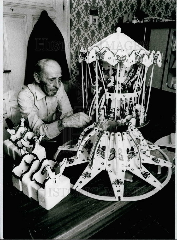 Press Photo Peter Hinser and his Round-Abouts - KSB17833-Historic Images