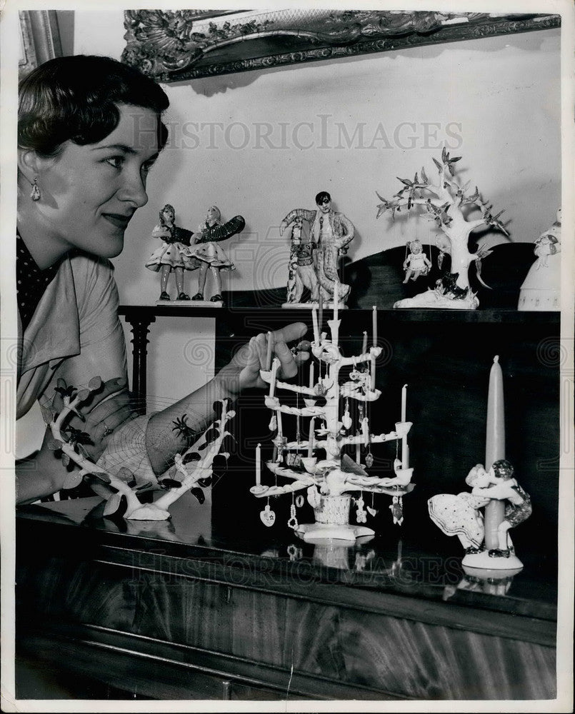 Press Photo Miss Vida Brook and her unique pottery art - KSB17891 - Historic Images