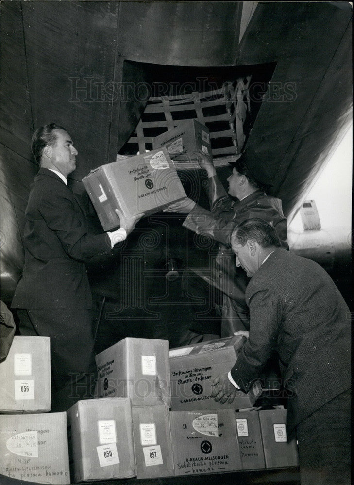1960 Press Photo Blood Plasma arrives for victims of Chile earthquake - Historic Images