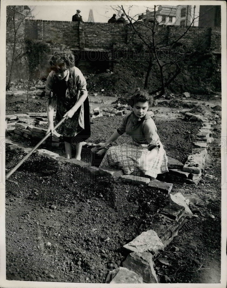 Press Photo Brenda Freeman, Pat Moore, Coronation Garden Construction, Fleet St-Historic Images