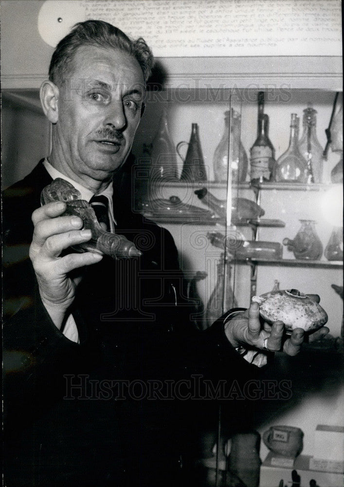 Press Photo Museum of Public Assistance in Paris,1000 yr old bottle - KSB18001-Historic Images