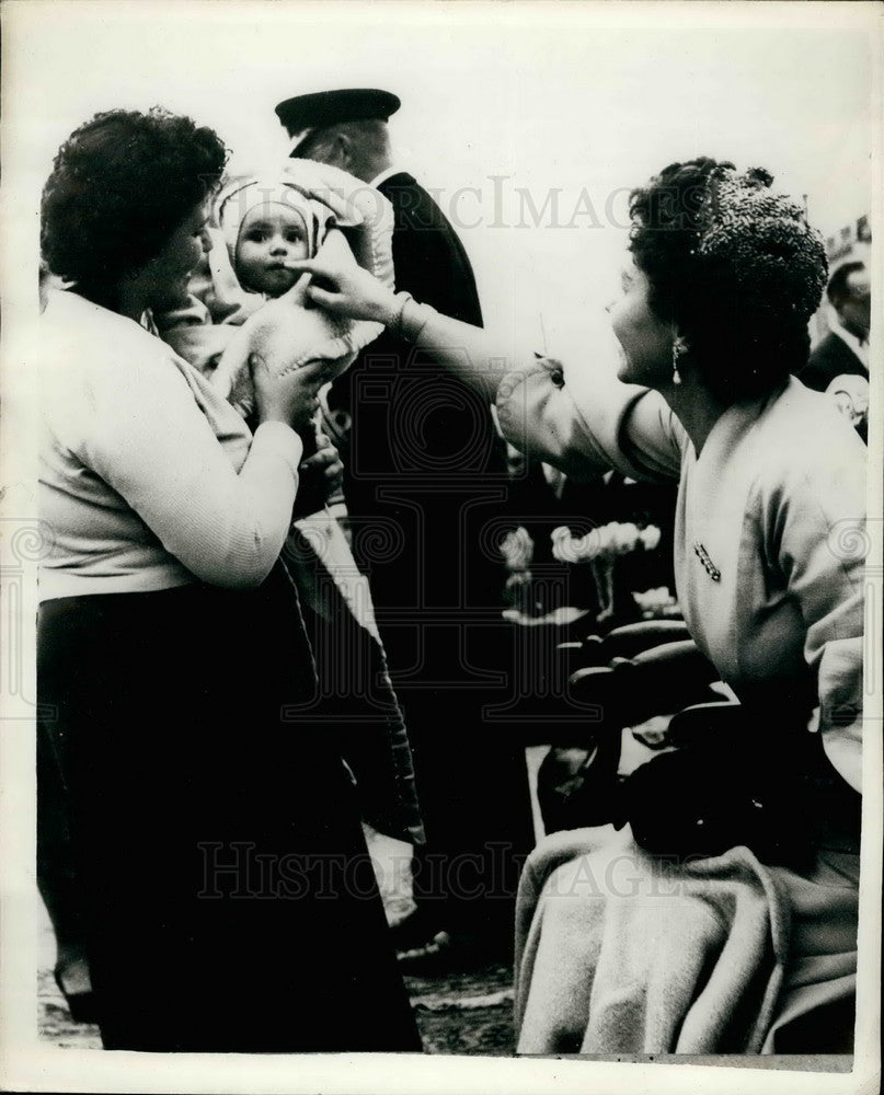 1957 Press Photo Queen Frederica hands over bank books To Young Girls - Historic Images