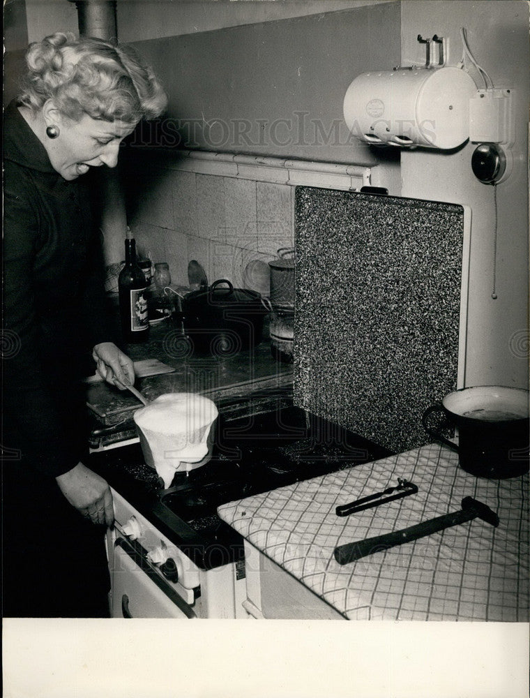 1954 Press Photo Alarm on the gas-cooker alerts to boil overs - KSB18053 - Historic Images