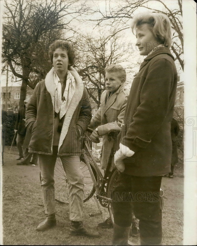 1970, Helen Hunt, &amp;Heather Stoodley&amp;Tommy Cain protest at Epsom - Historic Images