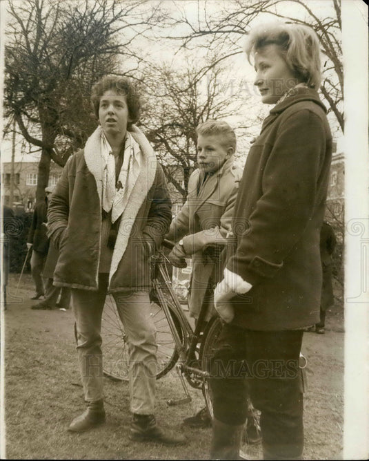 1970, Helen Hunt, &Heather Stoodley&Tommy Cain protest at Epsom - Historic Images