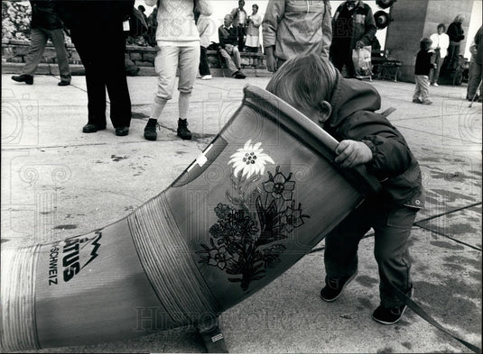 1986, World's longest alphorn in Alpine Festival - KSB18109 - Historic Images