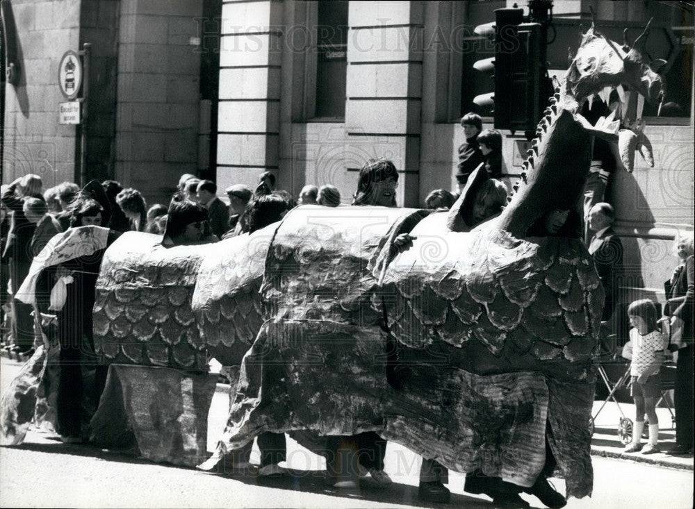 Press Photo Carnival in the streets of Aberdeen - KSB18189 - Historic Images