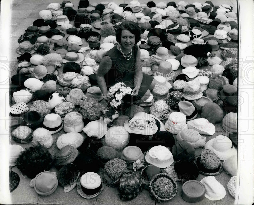 Press Photo Mrs. Gina Stace and collection of hats - KSB18301 - Historic Images