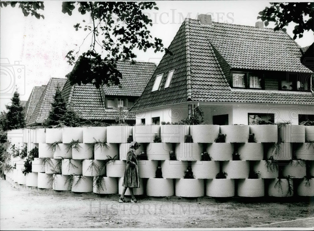 Press Photo Souund-Barrier Of Concrete Pots Near Often Frequented Highway - Historic Images