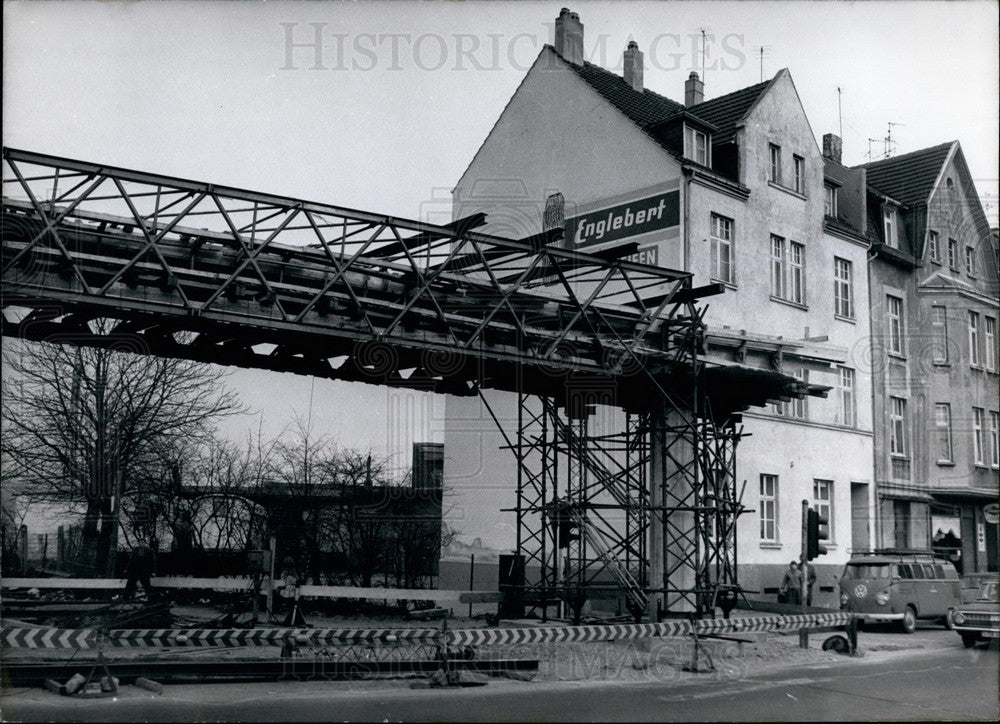 1966 The Inhabitants Of These Houses Regret The Fate Of Crossing - Historic Images