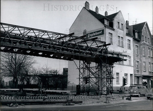 1966 The Inhabitants Of These Houses Regret The Fate Of Crossing - Historic Images