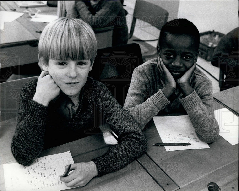 Press Photo A White And Black Child Sit Together At West Park School - KSB18405 - Historic Images