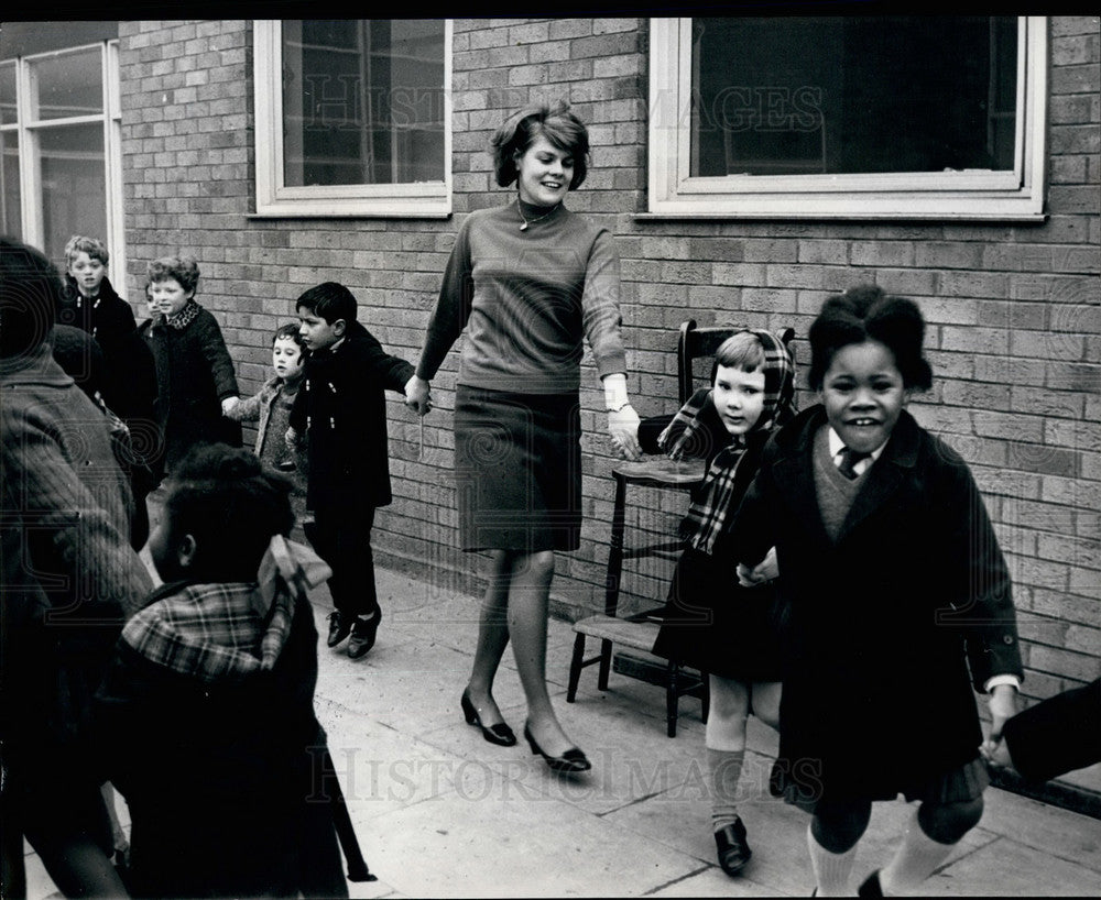 Press Photo White And Coloured Kids Of West Park Primary School Enjoy Playtime - Historic Images
