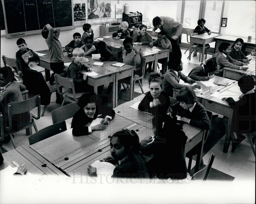 Press Photo Seven Or Eight White School Children Are In A Majority Of Coloured-Historic Images