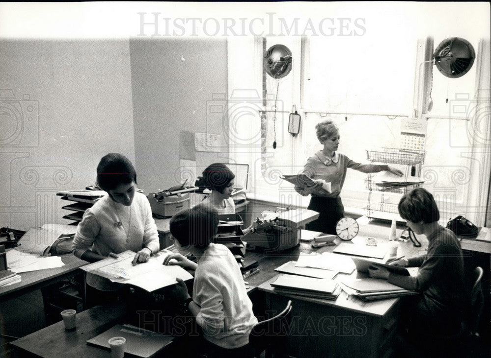 1968 Press Photo &quot;Extra Work For No Pay&quot; Girls Support Backing Britain Campaign - Historic Images